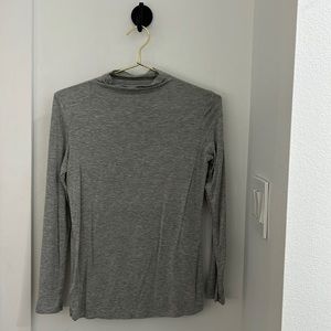Women’s medium gray turtleneck